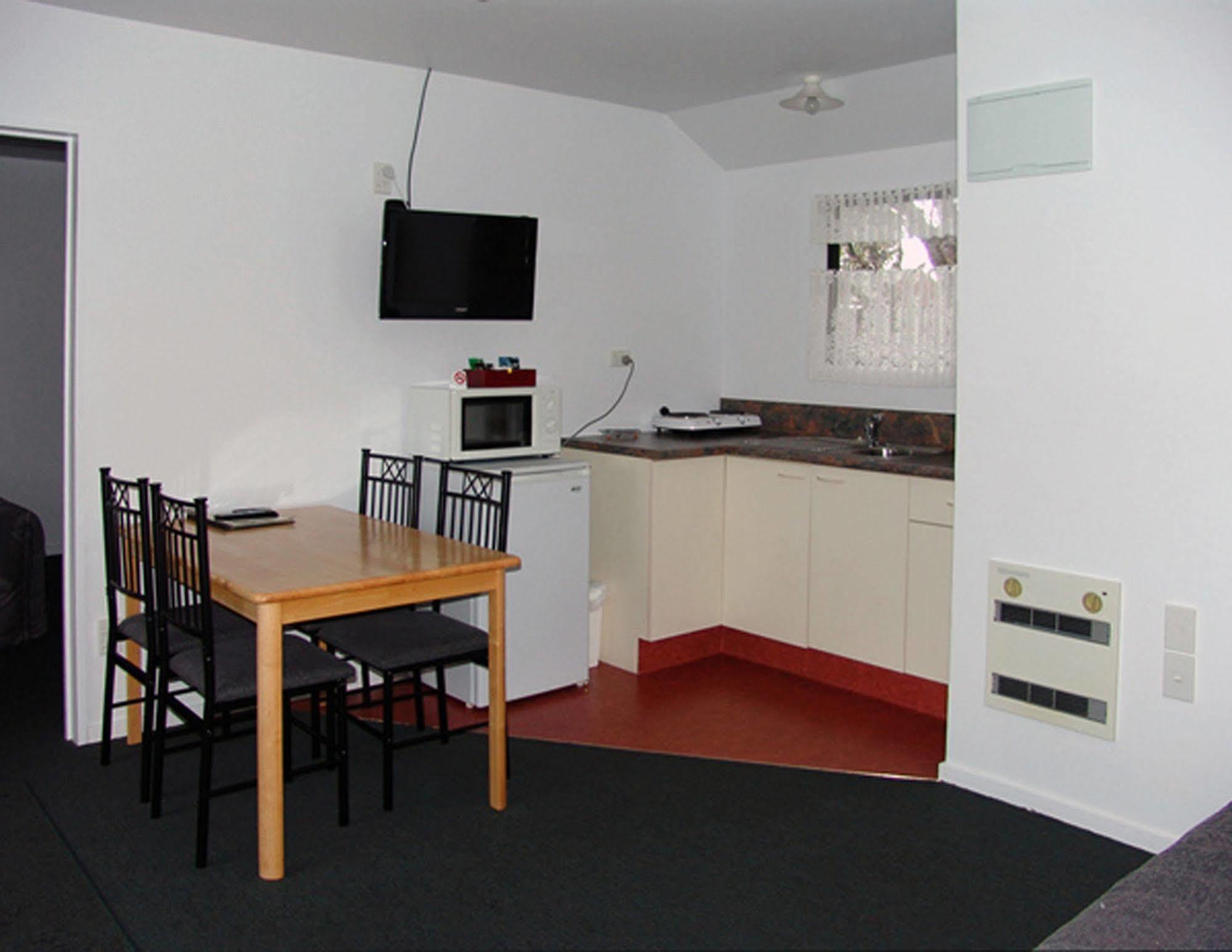 Lake Brunner Country Motel & Holiday Park Moana Bagian luar foto