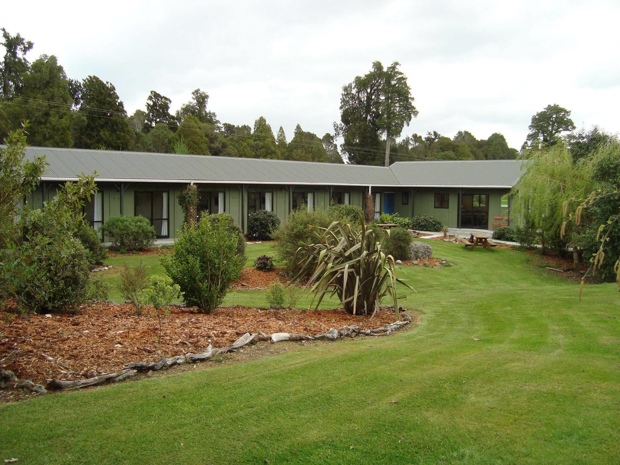 Lake Brunner Country Motel & Holiday Park Moana Bagian luar foto